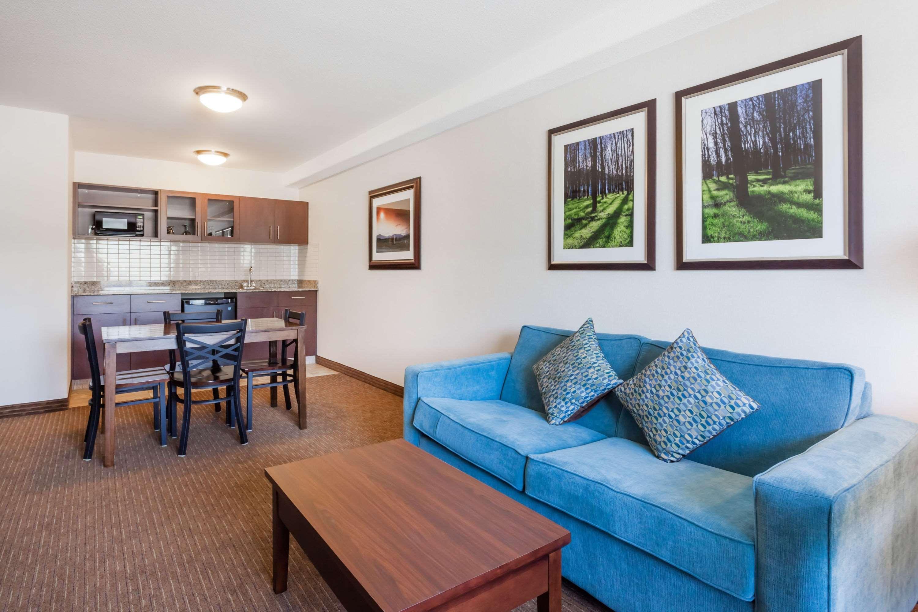 Ramada By Wyndham Creston Hotell Eksteriør bilde