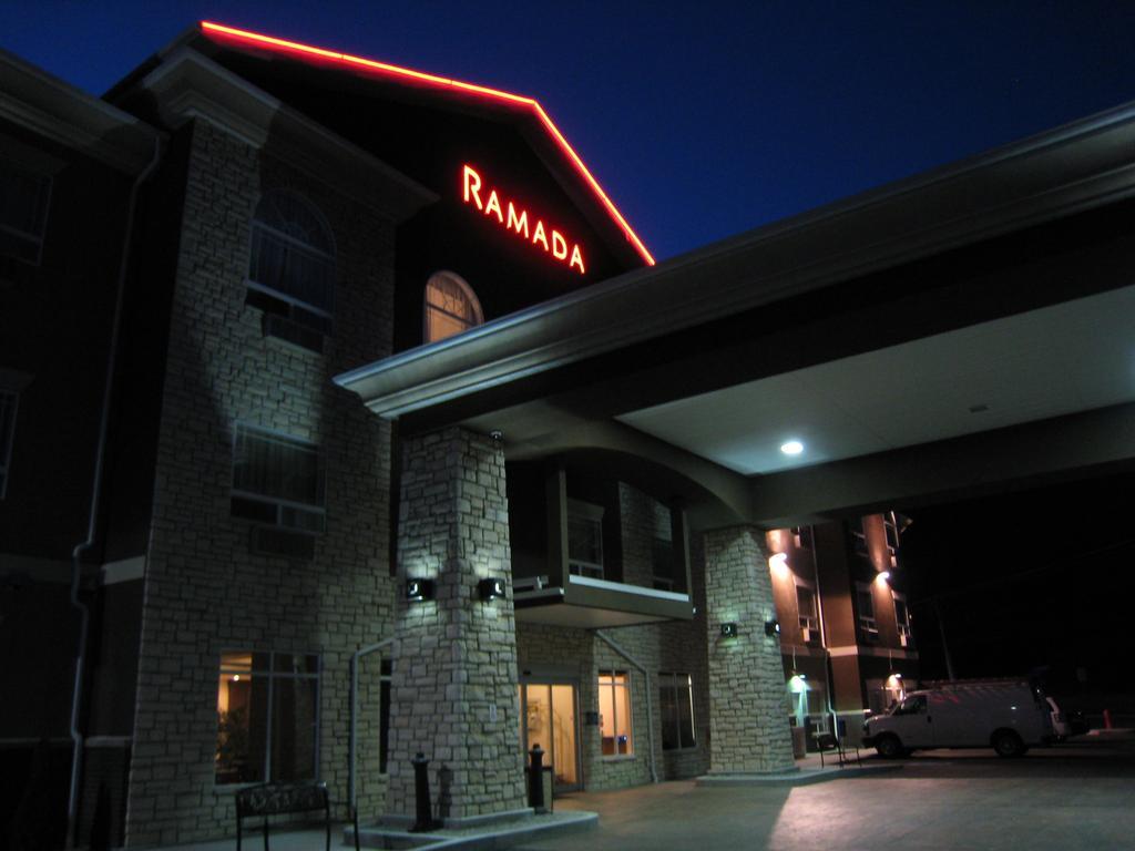 Ramada By Wyndham Creston Hotell Eksteriør bilde