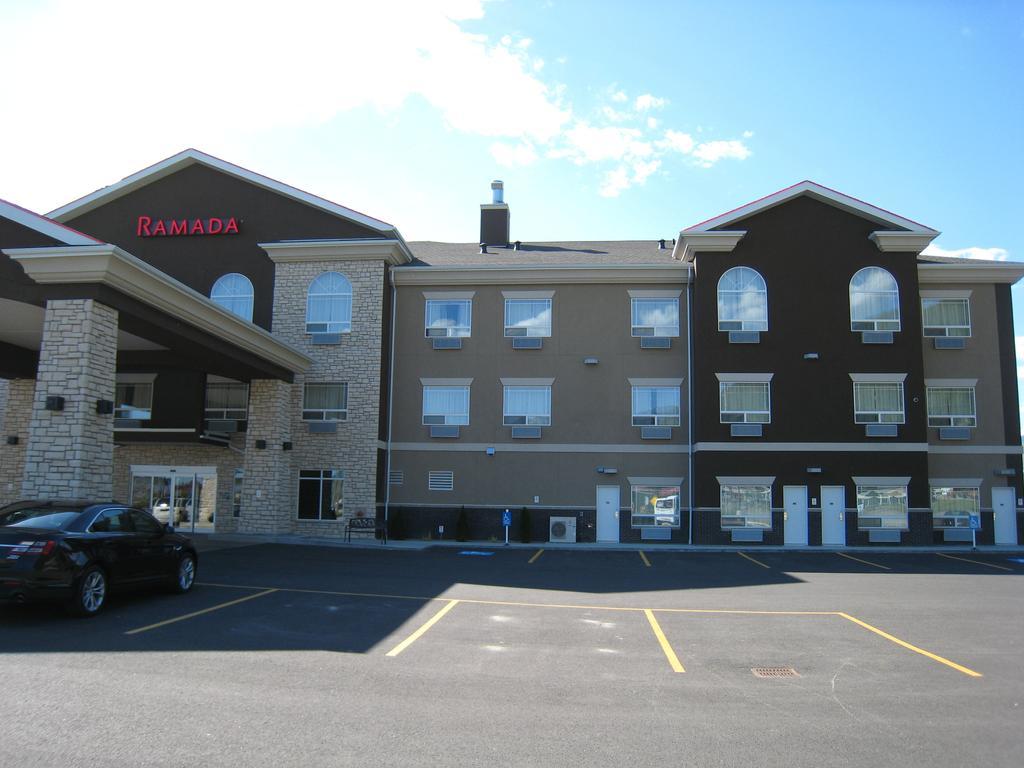 Ramada By Wyndham Creston Hotell Eksteriør bilde