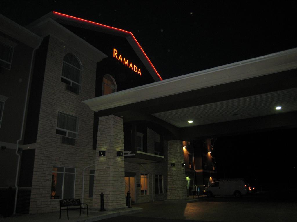 Ramada By Wyndham Creston Hotell Eksteriør bilde